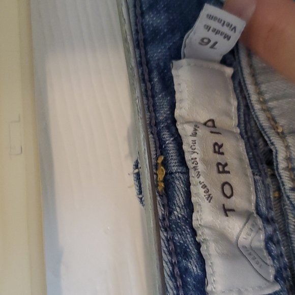 TORRID JEAN SHORT SIZE 16 MID - Picture 2 of 4